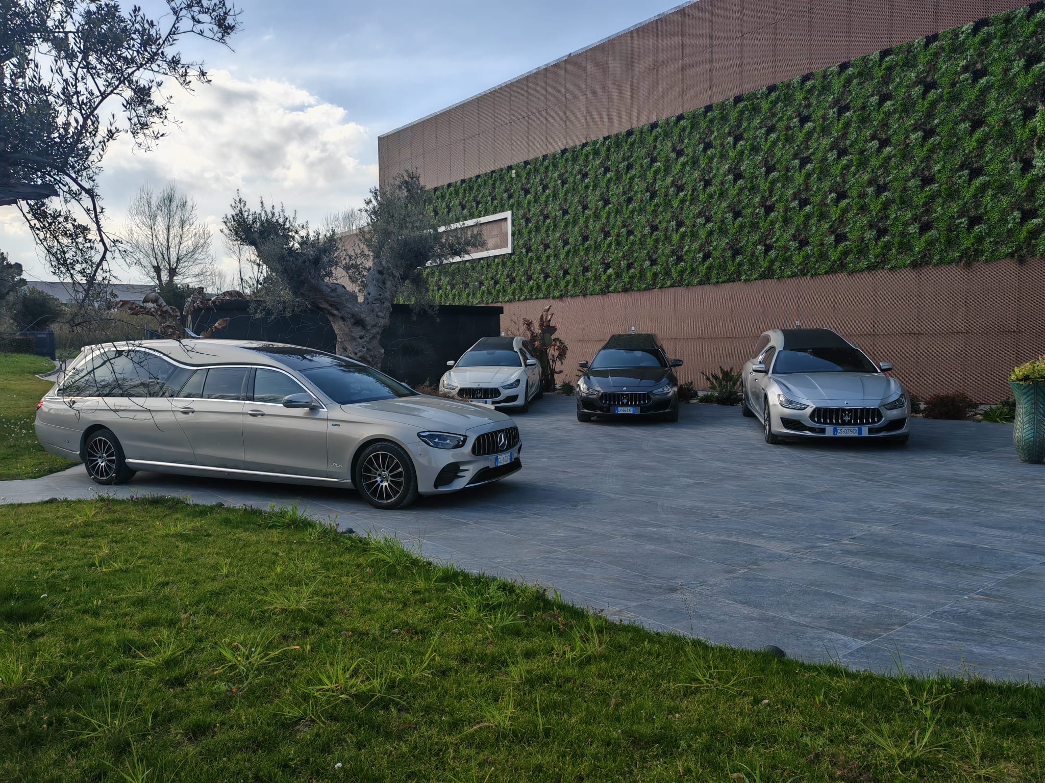 Noleggio autofunebri - Foto 3